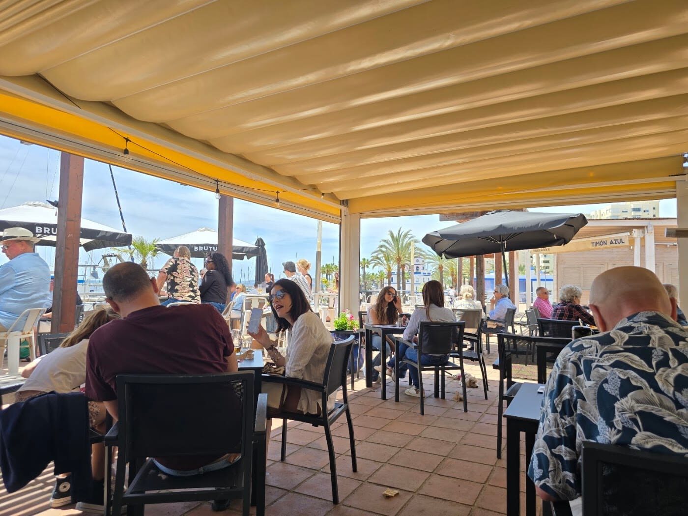 Terraza frente al puerto, de desayuno a última copa